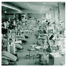 柱のない広大な部屋に100台を超える治療用ユニットが配置。歯学部自慢の治療室であった。