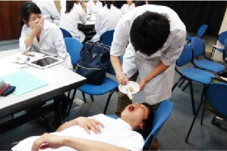 食事介助:悪い例