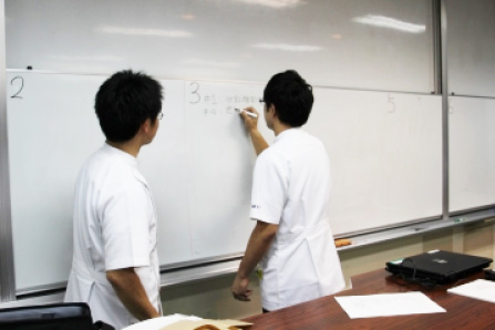 治療計画をホワイトボードに記載