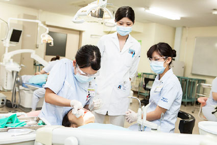 『口腔疾患予防学の実践と応用』『臨床口腔保健衛生応用学Ⅱ』の授業において、歯科診療補助や歯科予防処置、歯科保健指導を学生同士が相互で実習をします。