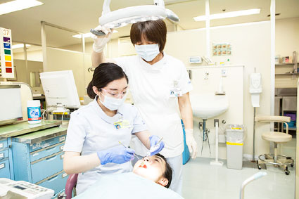 歯学部附属病院にて歯科診療補助、歯科予防処置、歯科保健指導などを行います