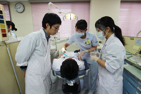 医学科3年生、歯学科3年生と合同で口腔ケアの実習を行います