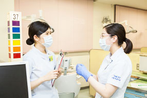 臨床実習は歯科医師と歯科衛生士の指導のもとに実際の外来で行われます。