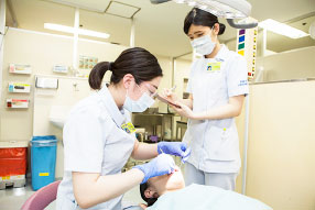 臨床実習は歯科医師と歯科衛生士の指導のもとに実際の外来で行われます。