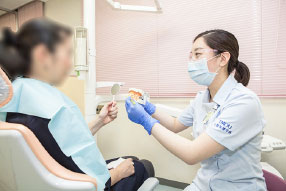 臨床実習は歯科医師と歯科衛生士の指導のもとに実際の外来で行われます。